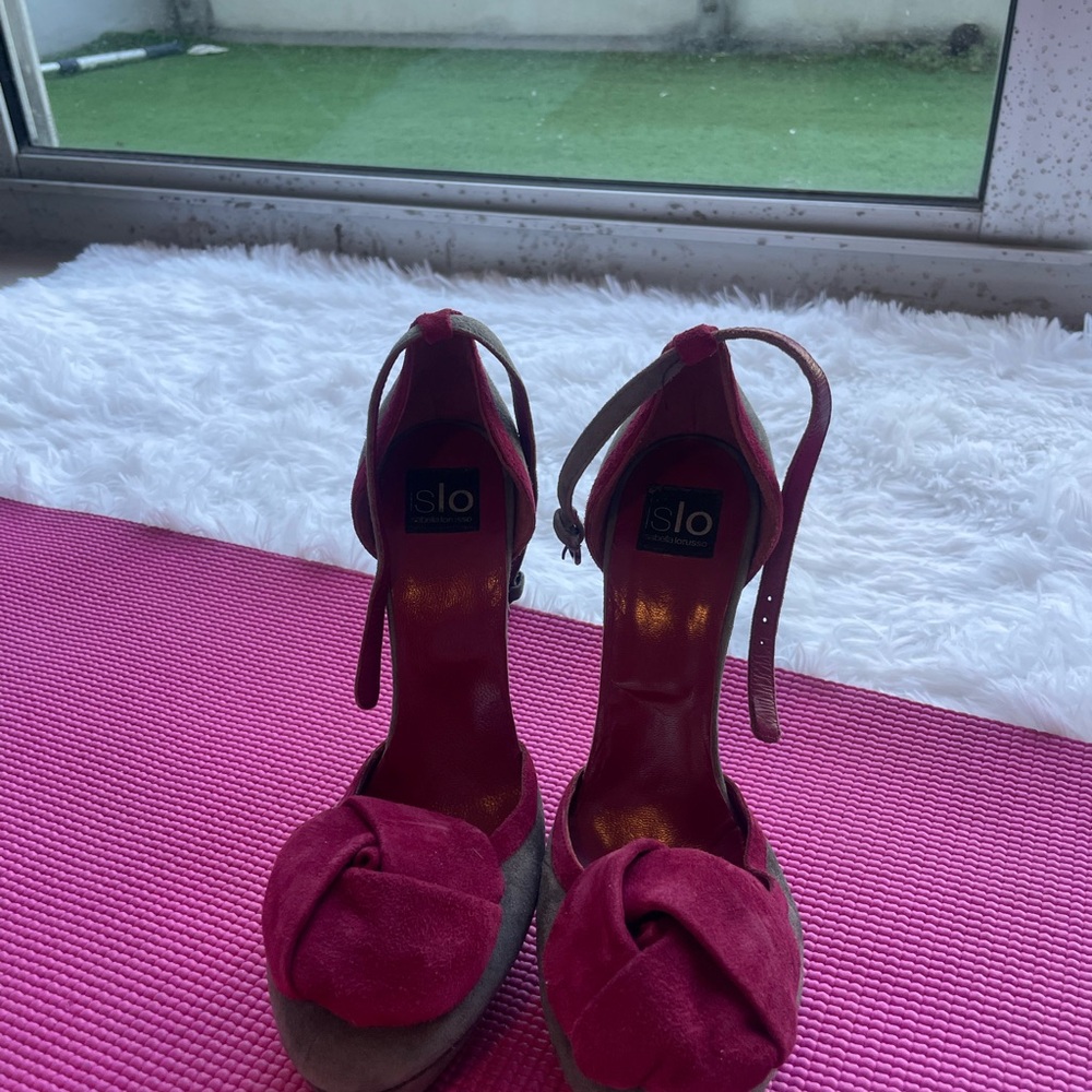 Islo Isabella Lorusso grey peep toed heel whith ankle strap and red suede bow